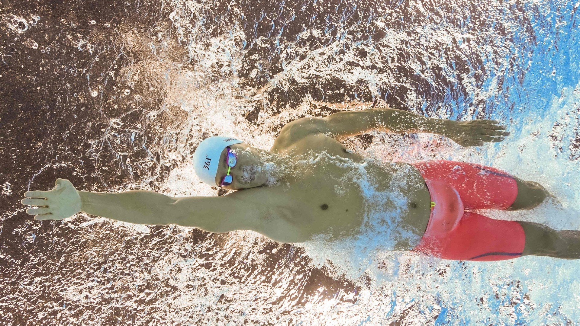 “腰旗橄榄球:东部新区赛场充满热血与战术”