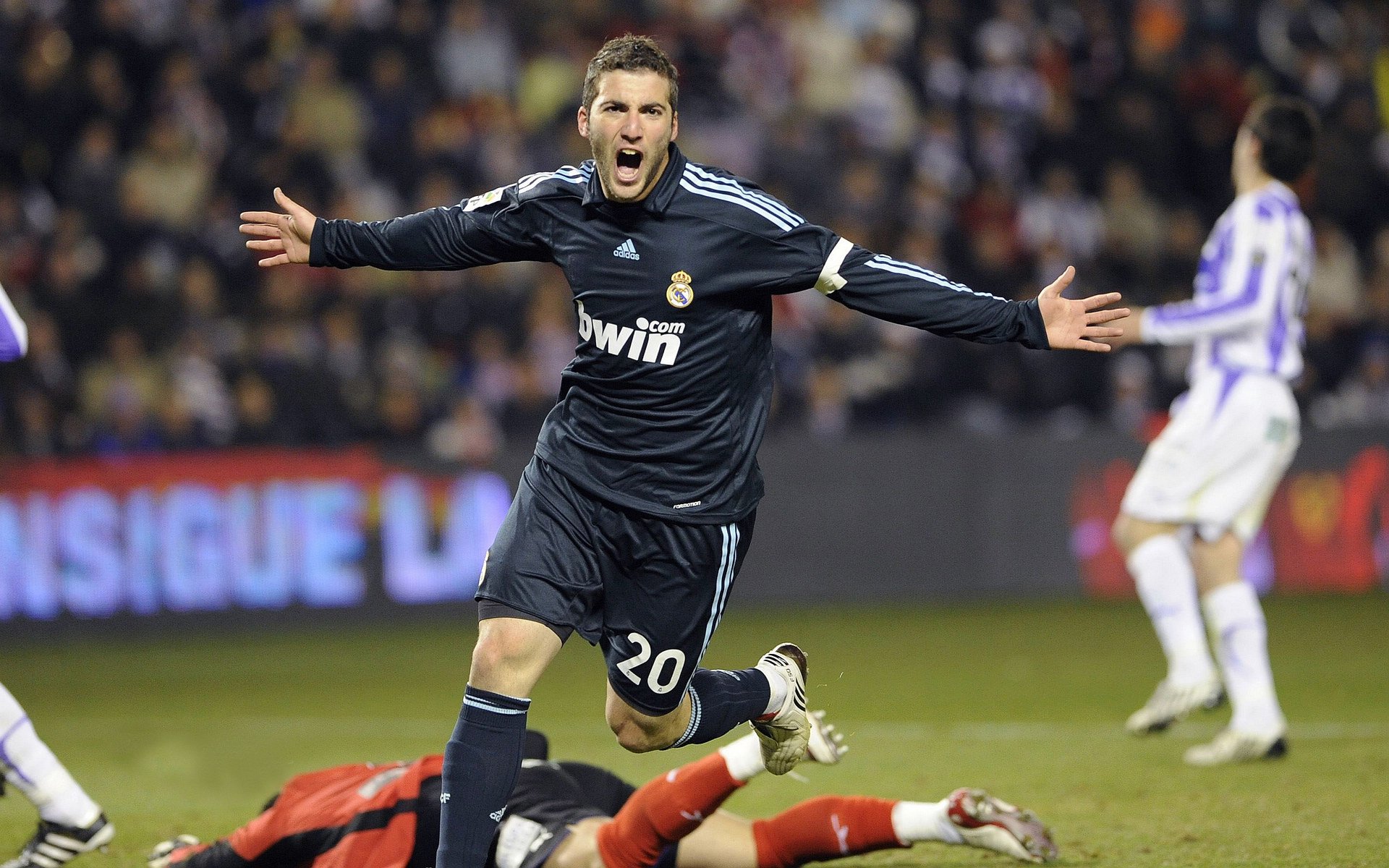 三前锋阵型牵制对方后场出球,篮球三前锋