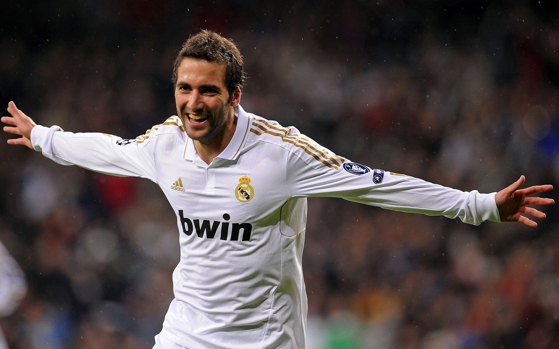 法兰克福争议转会：阿森纳与曼城瞄准布朗，报价未达预期，法兰克福 转会